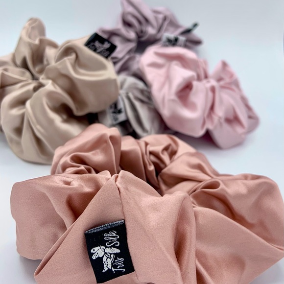 Très Silk - Large 100% Mulberry Silk Scrunchie- 1 large size - Picture 2 of 4